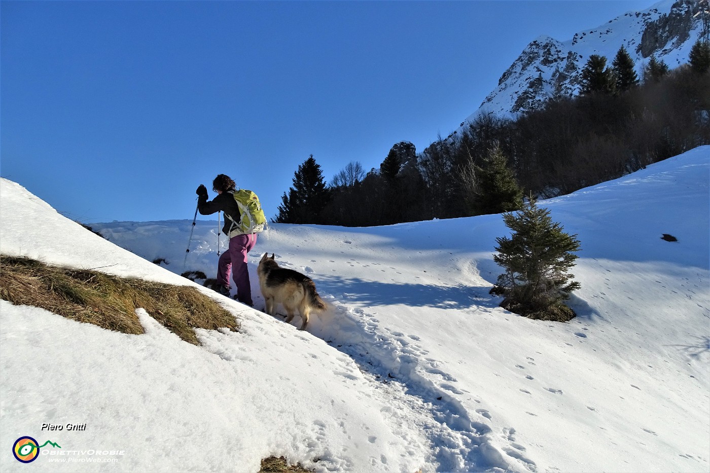 14 ...e siamo al Passo Baciamorti (1540 m) pestando neve.JPG